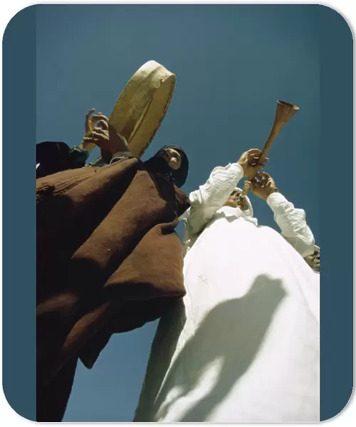Two men playing musical instruments, El Golea, Algeria, North Africa, Africa
