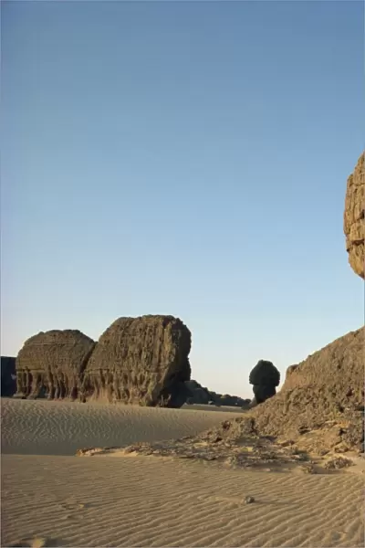 Wind eroded pinnacle rock showing strata, Tamegaout, Algeria, North Africa, Africa