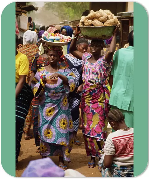Women carrying goods to market, Bobo-Dioulasso, Burkina Faso, West Africa, Africa