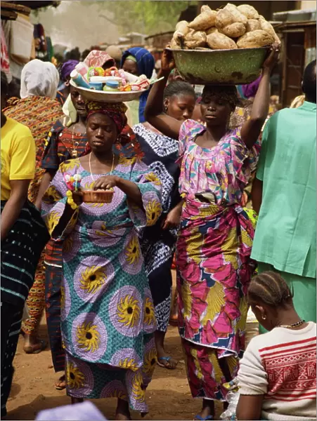 Women carrying goods to market, Bobo-Dioulasso, Burkina Faso, West Africa, Africa