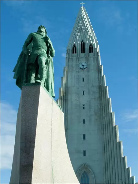 Hallgrimskirka with statue of Leifer Eiriksson