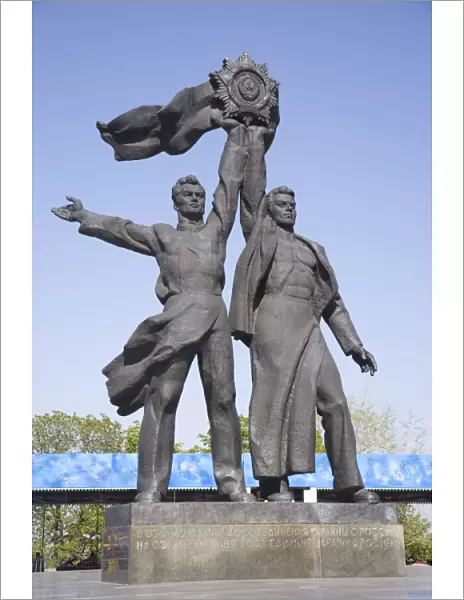 Bronze figures of a Russian and a Ukrainian worker