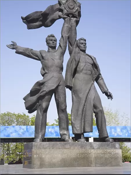 Bronze figures of a Russian and a Ukrainian worker
