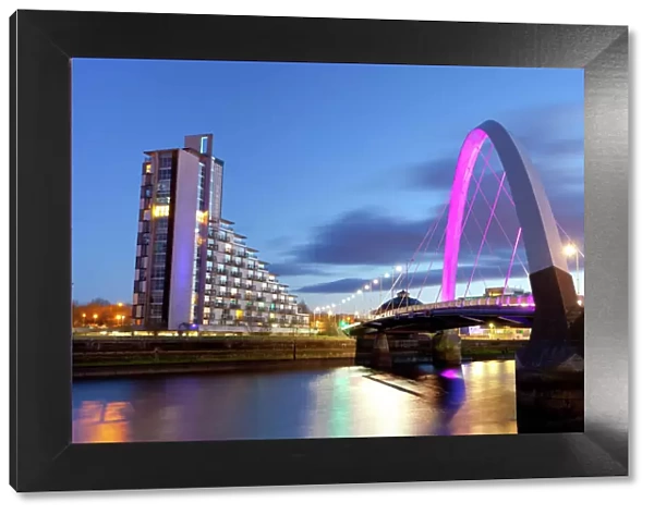 Clyde Arc (Squinty Bridge) and residential flats, River Clyde, Glasgow, Scotland
