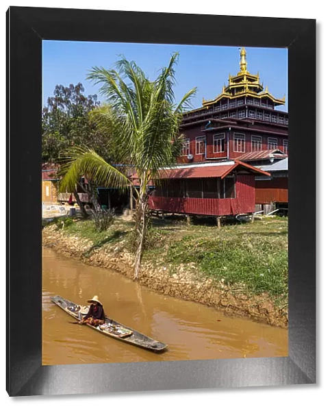 Canoe, Inle Lake, Shan state, Myanmar (Burma), Asia