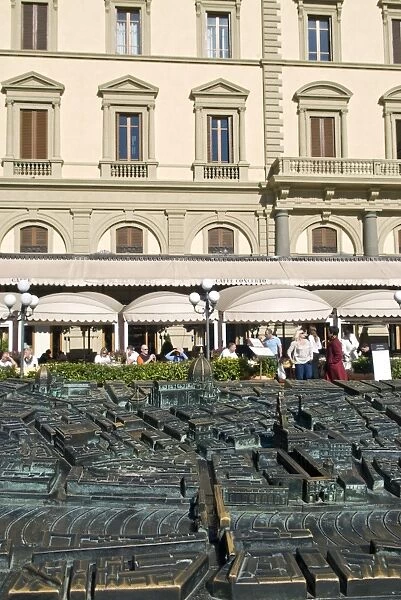Cafe Paszkowsky and bronze model of Florence city centre, Piazza della Repubblica