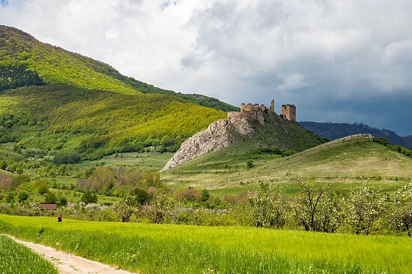 Coltesti Fortress, a spectacular ruin in the panoramic landscape of Trascaului Mountains