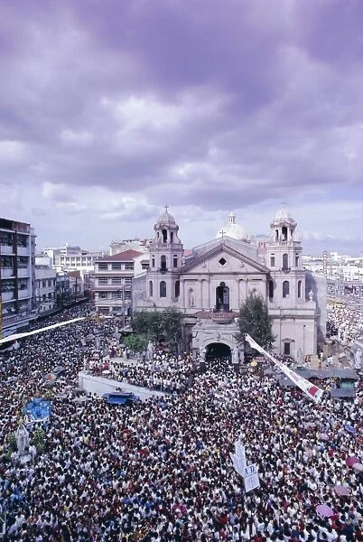 Crowds of pilgrims and devotees
