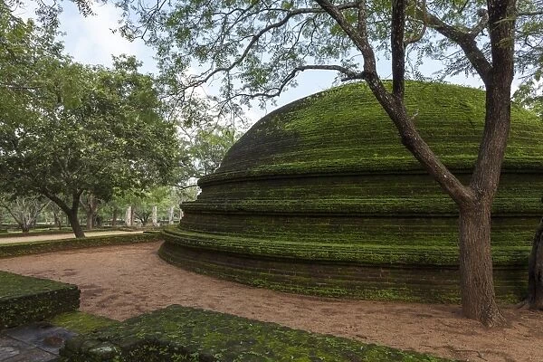 A dome shaped structure in the Kiri Vihara Buddhist temple ruins, Polonnaruwa, UNESCO World Heritage Site, Sri Lanka, Asia