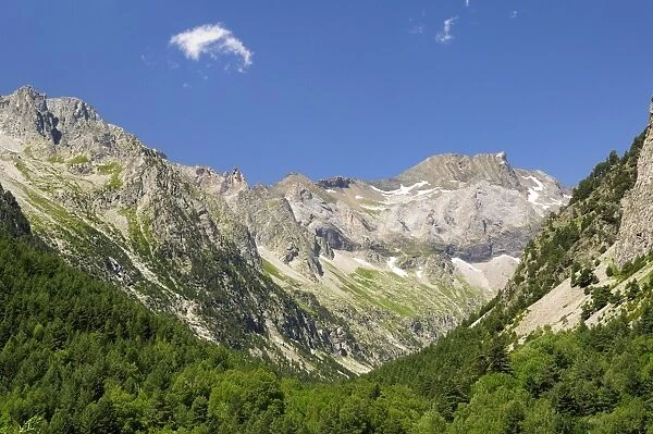 Karst limestone peaks within Ordesa and Monte Perdido National Park, Spanish Pyrenees, Huesca, Aragon, Spain, Europe
