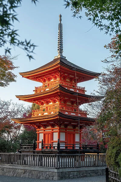 Kiyomizu-dera Buddhist temple and Koyasunoto three Story Pagoda with autumn colors, Kyoto, UNESCO World Heritage Site, Honshu, Japan, Asia