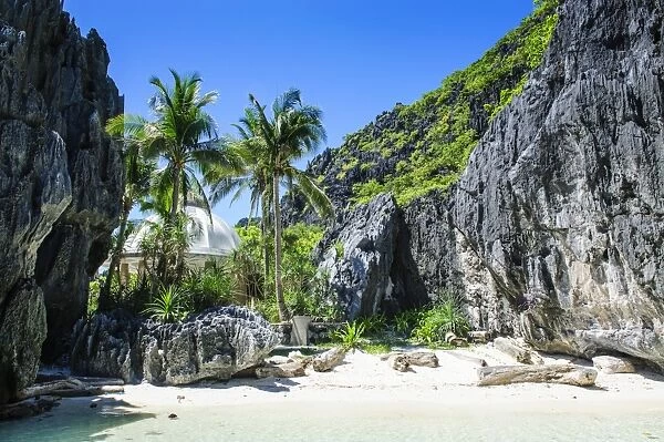 Little white beach and crystal clear water in the Bacuit archipelago, Palawan, Philippines, Southeast Asia, Asia
