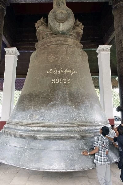 Mingun Bell weighing 90 tons, the largest ringing bell in the world today, Mingun, Sagaing Division, Republic of the Union of Myanmar (Burma), Asia