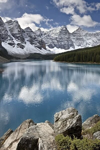 Moraine Lake in the fall with fresh snow, Banff National Park, UNESCO World Heritage Site, Alberta, Canada, North America