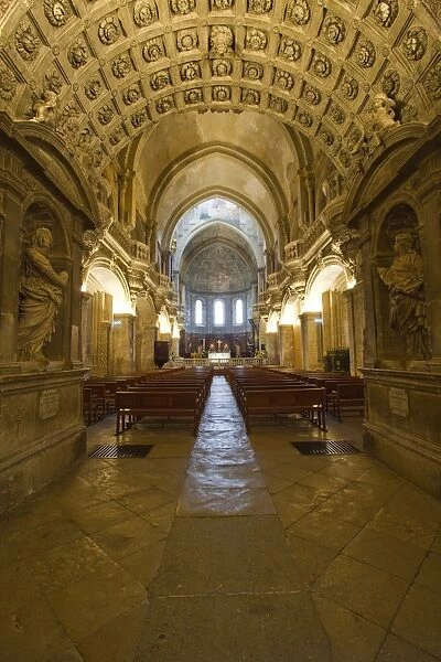 The nave of Notre-Dame des Doms d Avignon cathedral, Avignon, Vaucluse, France, Europe