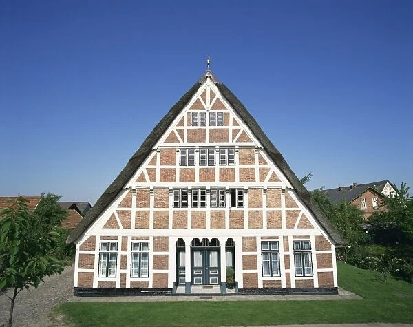 Old thatched farmhouse near Stade in Niedersachsen