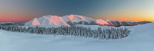 Panoramic winter view of the massif of Viglio mountain covered with snow at sunset, Simbruini regional park, Apennines, Latium (Lazio), Italy, Europe