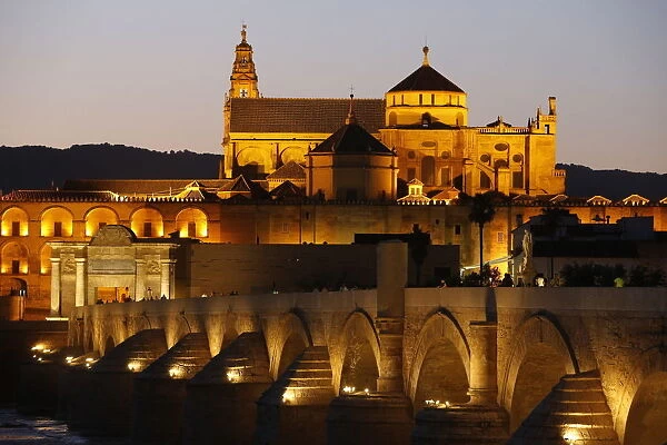 Roman bridge over the Rio Guadalquivir and Mezquita at dusk, UNESCO World Heritage Site