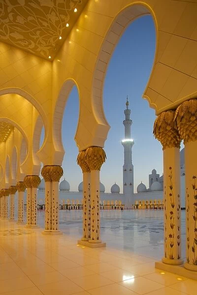 Sheikh Zayed Bin Sultan Al Nahyan Mosque at dusk, Abu Dhabi, United Arab Emirates, Middle East