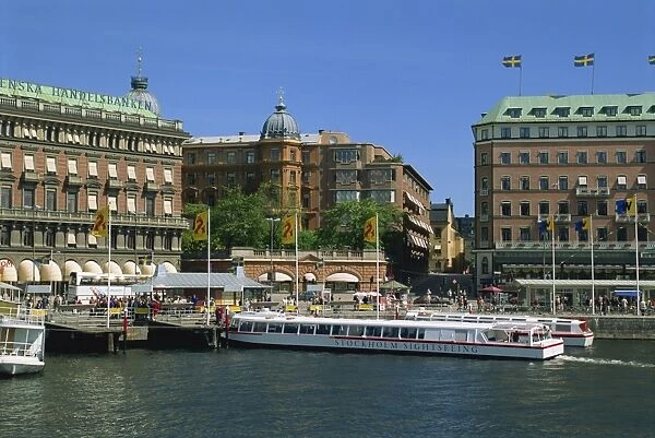 Sightseeing boat and waterfront hotels and cafes in