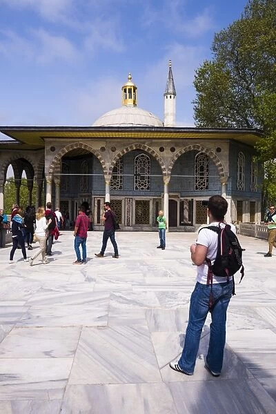 Tourists sightseeing at Topkapi Palace, UNESCO World Heritage Site, Istanbul, Turkey
