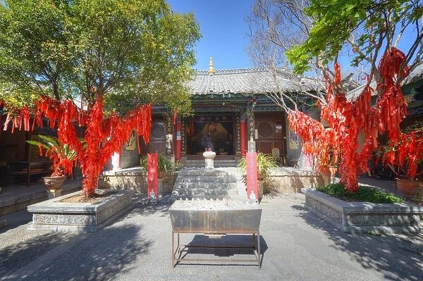 Trees with red ribbons at Pu Xian Temple in Lijiang Old Town, UNESCO World Heritage Site, Lijiang, Yunnan, China, Asia