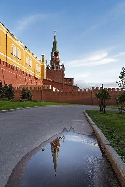 Trinity Tower of the Kremlin from Alexander Gardens, Moscow, Russia, Europe