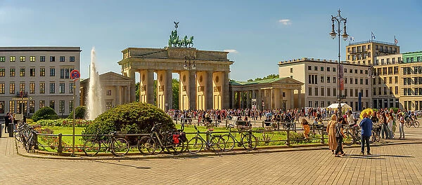 View of Brandenburg Gate and visitors in Pariser Platz on sunny day, Mitte, Berlin, Germany, Europe