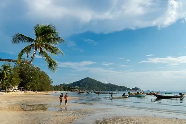 Two women on Sairee Beach, on the island of Koh Tao in Thailand, Southeast Asia, Asia