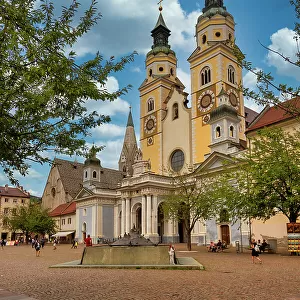 Cathedral Square and Baroque Cathedral, Brixen, Sudtirol (South Tyrol) (Province of Bolzano), Italy, Europe