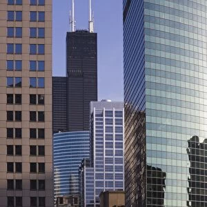 Chicago skyscrapers, Sears Tower behind, 333 West Wacker Drive, right, Chicago