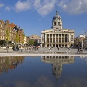 Council House reflected in the infinity pool, and fountains in the newly renovated Old Market Square in the city centre, Nottingham, Nottinghamshire, England, United