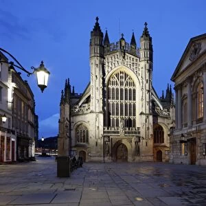 Exterior of the Roman Baths and Bath Abbey at night, Bath, UNESCO World Heritage Site