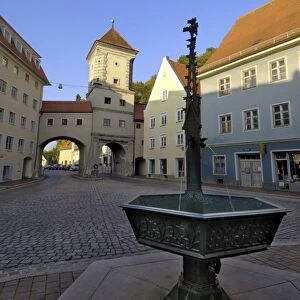 Fountain and the Sandauertor (Sandau Gateway) in the city walls