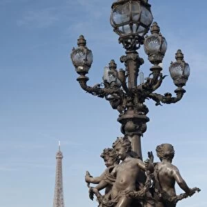 Lamp on the Alexandre III Bridge and the Eiffel Tower, Paris, France, Europe