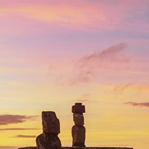 Moais in Tahai Archaeological Complex at sunset, Rapa Nui National Park, UNESCO World Heritage Site