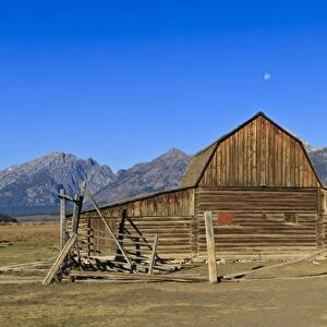 Mormon Row barn, Antelope Flats, Grand Teton National Park, Wyoming, United States of America, North America