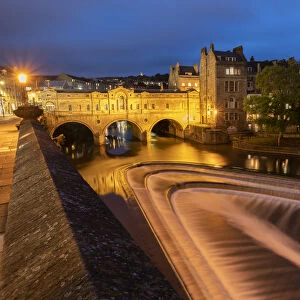 Night shot of Pulteney Bridge and the River Avon weir, Bath, UNESCO World Heritage Site