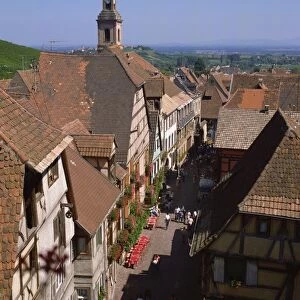 Old 16th and 17th century houses of wine-growers, Riquewihr, Alsace, France, Europe