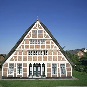 Old thatched farmhouse near Stade in Niedersachsen