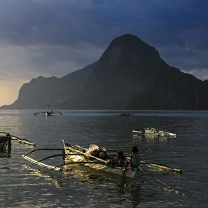 Outrigger boat at sunset in the bay of El Nido, Bacuit Archipelago, Palawan, Philippines, Southeast Asia, Asia