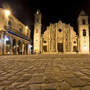 Plaza de la Catedral (Plaza of the Cathedral) in Habana Vieja (Old Havana) at night