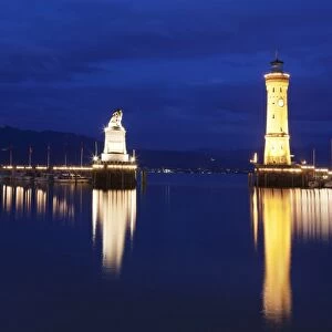 Port with lighthouse and sculpture of the Bavarian Lion, Lake Constance (Bodensee), Bavaria, Germany, Europe