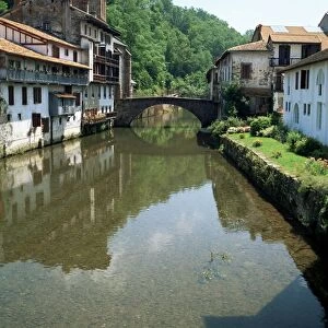 River Nive, St. Jean Pied de Port, Pays Basque, Pyrenees Atlantique, Aquitaine
