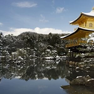 Snow-covered Kinkaku-ji (Temple of the Golden Pavilion) (Rokuon-ji), UNESCO World Heritage Site