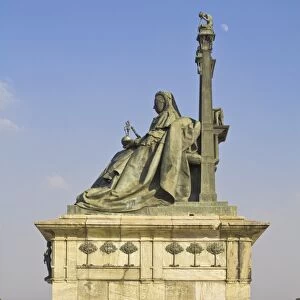 Statue of Queen Victoria on her throne wearing the robes of the Star of India