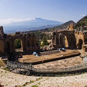 Teatro Greco (Greek Theatre), view of the amphitheatre and Mount Etna Volcano, Taormina, Sicily, Italy, Europe