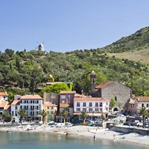 A view of the beach at Collioure, Cote Vermeille, Languedoc-Roussillon, France, Europe