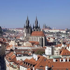 View over the Old Town (Stare Mesto) with Old Town Hall, Tyn Cathedral (Church of Our Lady Before Tyn) to Castle District with Royal Palace and St. Vitus Cathedral, Prague, Bohemia, Czech Republic, Europe