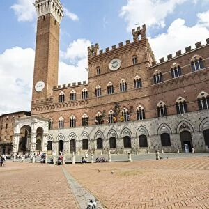 View of Piazza del Campo with the historical Palazzo Pubblico and its Torre del Mangia